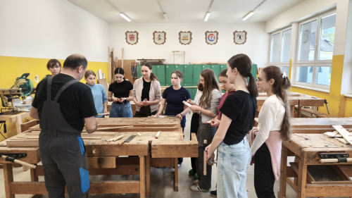 Děvčata z VIII. třídy v dílnách